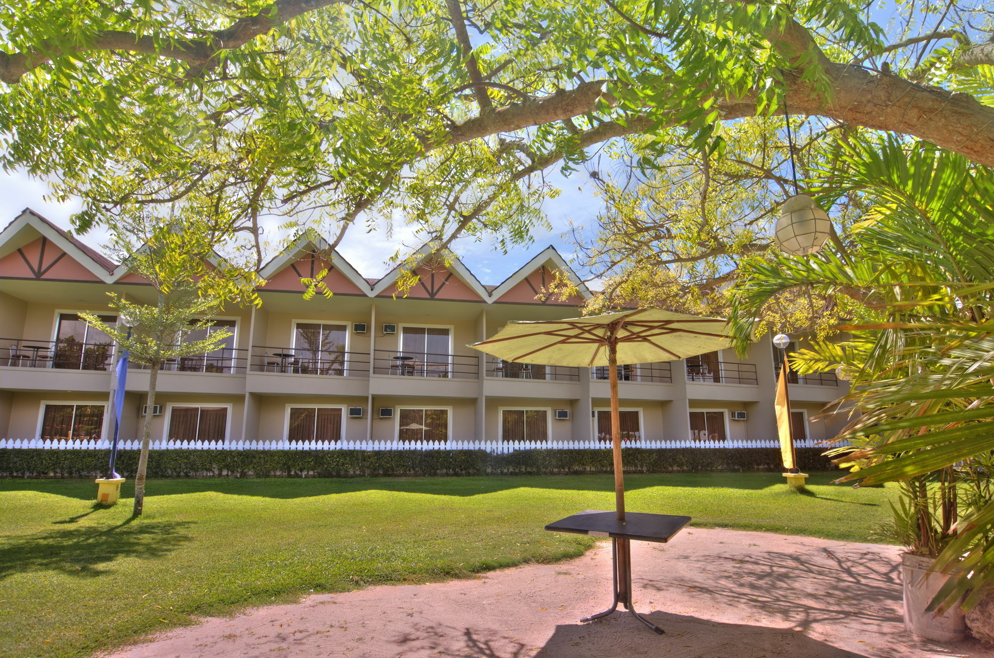 Camp Holiday Resort & Recreation Area Samal Exterior photo